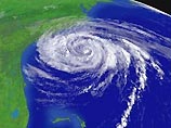 Тропический шторм Ophelia, приближающийся к восточному побережью США, вновь набрал силу и превратился в циклон