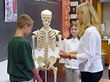 Вот уже на протяжении более 50 лет дети изучают в классе анатомию человека по скелету бывшего директора Григоре Александру Попеску