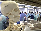 Школьники в Румынии изучают анатомию по скелету бывшего директора 