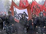 Позже на Славянской площади должен состояться их митинг, а затем рок-концерт. Многие молодые люди одеты в черные маски с прорезями для глаз