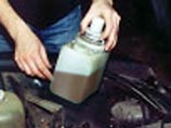 Наркокурьеры нашли новое место для перевозки наркотиков - бачок омывателя лобового стекла машины Наркокурьеры нашли новое место для перевозки наркотиков - бачок омывателя лобового стекла машины