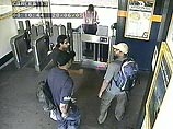 Исполнители терактов в Лондоне побывали на местах будущих преступлений за девять дней до серии взрывов 7 июля. Об этом свидетельствуют обнародованные во вторник кадры, полученные с камер видеонаблюдения в лондонском метро и на железнодорожных вокзалах