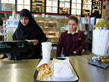 В "Макдональдсе" по-мусульмански уберут антиисламский логотип с мороженного