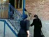 Российская общественность беспомощно следит за тем, как часть измученных матерей Беслана обратилась к целителю Григорию Грабовому Российская общественность беспомощно следит за тем, как часть измученных матерей Беслана обратилась к целителю Григорию Грабовому