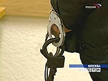 Как отмечают в МВД, задержанный весит более 150 кг, даже стандартные наручники не сходились на его запястьях Как отмечают в МВД, задержанный весит более 150 кг, даже стандартные наручники не сходились на его запястьях