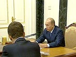 "Широко процветает практика предоставления индивидуальных налоговых и других льгот, а также необоснованных преференций при распределении подрядов, финансовых и материальных ресурсов", - сказал Путин.