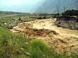 В Дагестане селевой поток смыл в пропасть рогатый скот, 100 ульев и грузовик