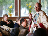 "Речь идет в большей степени о власти и управлении, чем о богословии и Писании", -заявил епископ Робинсон