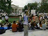 У Белого дома в Вашингтоне в понедельник задержаны 370 участников антивоенной акции, пытавшиеся вручить Джорджу Бушу письмо с перечислением имен всех американских военнослужащих и гражданских лиц, погибших в Ираке