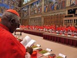 Кардиналы-выборщики по очереди дали клятву хранить все обстоятельства выборов Папы в тайне