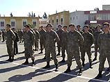 В оргии участвовали с десяток новобранцев, которые выстроились в очередь, желая воспользоваться услугами своей коллеги-офицера, кстати, матери троих детей. Один из участников решил заснять момент на мобильный телефон и отправил видео своим приятелям В оргии участвовали с десяток новобранцев, которые выстроились в очередь, желая воспользоваться услугами своей коллеги-офицера, кстати, матери троих детей. Один из участников решил заснять момент на мобильный телефон и отправил видео своим приятелям