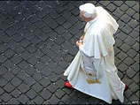 За теперешним Папой Римским в бытность его кардиналом Йозефом Рантцингером следили как минимум восемь агентов "Штази"