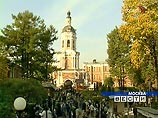 В церемонии перезахоронения праха приняли участие около двух с половиной тысяч человек. Еще около 100 верующих стояли у входа в Донской монастырь в оцеплении В церемонии перезахоронения праха приняли участие около двух с половиной тысяч человек. Еще около 100 верующих стояли у входа в Донской монастырь в оцеплении