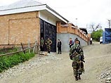 Журналистка издания приехала к Кадырову в селение Центорой, которое, по ее словам, "охраняется серьезнее, чем федеральная трасса". Перед шлагбаумом стояли люди с автоматами Калашникова в черных майках с надписями "Моя Чечня" и "Кадыровский спецназ" Журналистка издания приехала к Кадырову в селение Центорой, которое, по ее словам, "охраняется серьезнее, чем федеральная трасса". Перед шлагбаумом стояли люди с автоматами Калашникова в черных майках с надписями "Моя Чечня" и "Кадыровский спецназ"