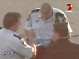 Как сообщило в четверг австралийское радио со ссылкой на официального представителя полиции, в ходе ночного патрулирования двое полицейских обнаружили украденный автомобиль