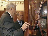 Борис Ельцин и его семья, стремившиеся оградить себя от судебного преследования, использовали весьма недемократичные методы, поспособствовав избранию послушного преемника