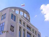 Мосгорсуд вчера избавил Юрия Лужкова от неприятной обязанности сообщить избирателям о миллиардном состоянии его жены Елены Батуриной. Решение суда означает, что москвичи еще не скоро узнают, является ли столичный градоначальник мультимиллионером Мосгорсуд вчера избавил Юрия Лужкова от неприятной обязанности сообщить избирателям о миллиардном состоянии его жены Елены Батуриной. Решение суда означает, что москвичи еще не скоро узнают, является ли столичный градоначальник мультимиллионером