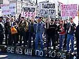 Автомобилисты, протестующие против изменения правил таможенного оформления подержанных иномарок, перекрыли движение по одной из цетральных улиц Владивостока Автомобилисты, протестующие против изменения правил таможенного оформления подержанных иномарок, перекрыли движение по одной из цетральных улиц Владивостока