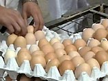 "Цены на эту продукцию ниже обычных. Если яйца такого сорта раньше продавались по цене 40 рублей за десяток, то "призывные" яйца оценены на десять рублей дешевле", - отметили на фабрике