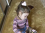 Большую пластмассовую куклу в нарядной одежке родители купили девочке в подмосковном Воскресенске, где у них дача. Заплатили за нее 1200 рублей, поскольку кукла могла и ходить, и говорить Большую пластмассовую куклу в нарядной одежке родители купили девочке в подмосковном Воскресенске, где у них дача. Заплатили за нее 1200 рублей, поскольку кукла могла и ходить, и говорить