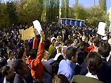 В районе часа дня около 300 иностранных студентов вышли из студенческого городка Воронежского госуниверситета и прошли до центра Воронежа с криками "Мы хотим жить, мы хотим дружить!"