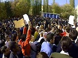 В районе часа дня около 300 иностранных студентов вышли из студенческого городка Воронежского госуниверситета и прошли до центра Воронежа с криками "Мы хотим жить, мы хотим дружить!" В районе часа дня около 300 иностранных студентов вышли из студенческого городка Воронежского госуниверситета и прошли до центра Воронежа с криками "Мы хотим жить, мы хотим дружить!"