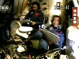 Между тем, центральное китайское телевидение и местная печать говорят о том, что полет проходит в штатном режиме, тайконавты чувствуют себя хорошо и проводят на борту корабля "Шэньчжоу-6" научные эксперименты
