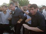 Эта версия противоречит заявлениям узбекского правительства о том, что произошло в ходе беспорядков. Власти утверждают, что им пришлось подавить выступление вооруженных исламистов, в результате чего были убиты 200 человек, в основном "террористы-организат