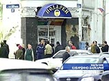 Нальчик, 15 октября 2005 года. Люди собираются у магазина "Подарки", который был взят штурмом