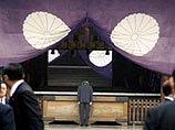 Коидзуми поклонился главному зданию храма. Токийский храм Ясукуни посвящен душам воинов, погибших за императора, и напоминает военный музей