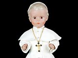 Кукла "Ангела Меркель" - вторая новинка этого года от  "Пуппенклиник Офферман". После избрания конклавом немецкого кардинала Йозефа Ратцингера новым главой римско-католической церкви в продаже появилась кукла "Папа Римский Бенедикт XVI"