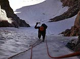 Находка была сделана двумя скалолазами на высоте 13 тыс. футов. У подножья ледника, подтаившего из-за теплой погоды, они обнаружили выступающие изо льда части человеческого тела