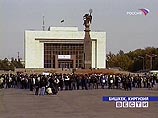 На центральной площади столицы Киргизии проходит митинг с требованием отставки премьер-министра страны Феликса Кулова