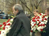 От 200 до 300 человек пришли в воскресенье к Театральному центру на Дубровке почтить память погибших во время теракта в октябре 2002 года