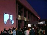 Родственники погибших и пострадавших от теракта на Дубровке, совершенного три года назад в Москве, считают, что власти не говорят всей правды о событиях тех трагических дней Родственники погибших и пострадавших от теракта на Дубровке, совершенного три года назад в Москве, считают, что власти не говорят всей правды о событиях тех трагических дней