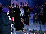 Напомним, накануне в воскресенье к Театральному центру на Дубровке почтить память погибших во время теракта в октябре 2002 года пришли от 200 до 300 человек Напомним, накануне в воскресенье к Театральному центру на Дубровке почтить память погибших во время теракта в октябре 2002 года пришли от 200 до 300 человек