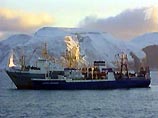 Два российских судна, которые накануне были задержаны норвежской береговой охраной, по-прежнему отказываются выполнять требования норвежских инспекторов, оставаясь при этом в районе Медвежьего острова (архипелаг Шпицберген)