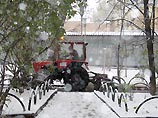 На Москву обрушился первый этой осенью сильный снегопад. В работу столичных аэропортов он пока корректив не внёс. Однако резко осложнилась обстановка на столичных автодорогах