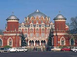 В Москве на Ленинградском шоссе загорелись строительные леса у Петровского дворца В Москве на Ленинградском шоссе загорелись строительные леса у Петровского дворца