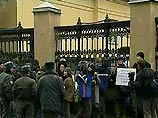 В Москве задержаны жители Беслана, требовавшие у Генпрокуратуры отставки Колесникова (ФОТО,ВИДЕО) В Москве задержаны жители Беслана, требовавшие у Генпрокуратуры отставки Колесникова (ФОТО,ВИДЕО)