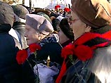 Более тысячи человек почтили память жертв репрессий у Соловецкого камня Более тысячи человек почтили память жертв репрессий у Соловецкого камня