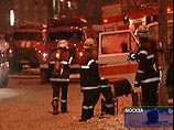 На место происшествия были немедленно высланы 15 пожарных экипажей. В настоящий момент, по оценкам пожарных, площадь пожара не превышает 15 кв. метров, однако тушение огня затрудняется тем, что это здание старой постройки и очаг возгорания находится в под На место происшествия были немедленно высланы 15 пожарных экипажей. В настоящий момент, по оценкам пожарных, площадь пожара не превышает 15 кв. метров, однако тушение огня затрудняется тем, что это здание старой постройки и очаг возгорания находится в под