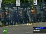 Группы демонстрантов приблизились к кордонам безопасности вокруг места проведения саммита и стали бросать камни в полицейских. Для разгона протестующих полиция применила слезоточивый газ
