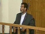 В суде в руках у Саддама Хусейна был блокнот и карандаш. Во время заседания Хусейн написал короткое стихотворение, первый вариант которого ему не понравился и он его зачеркнул, а второй вариант попал к журналистам иракской газеты