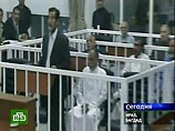 Саддам Хусейн во время суда пишет стихи