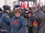 Зюганов и еще 3 тыс. коммунистов пришли к мавзолею почтить память Ленина