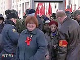 Зюганов и еще 3 тыс. коммунистов пришли к мавзолею почтить память Ленина Зюганов и еще 3 тыс. коммунистов пришли к мавзолею почтить память Ленина