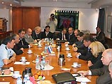 В понедельник премьер-министр Израиля Ариэль Шарон и министр внутренней безопасности Гидеон Эзра встретились с полномочным представителем президента РФ в Южном федеральном округе Дмитрием Козаком, возглавляющим борьбу с терроризмом в Чечне