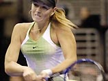 Шарапова начала защиту титула на WTA Championships с победы над Шнидер