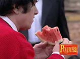 Гротескные "лица кавказской национальности" едят арбуз, разбрасывая корки прямо на улице